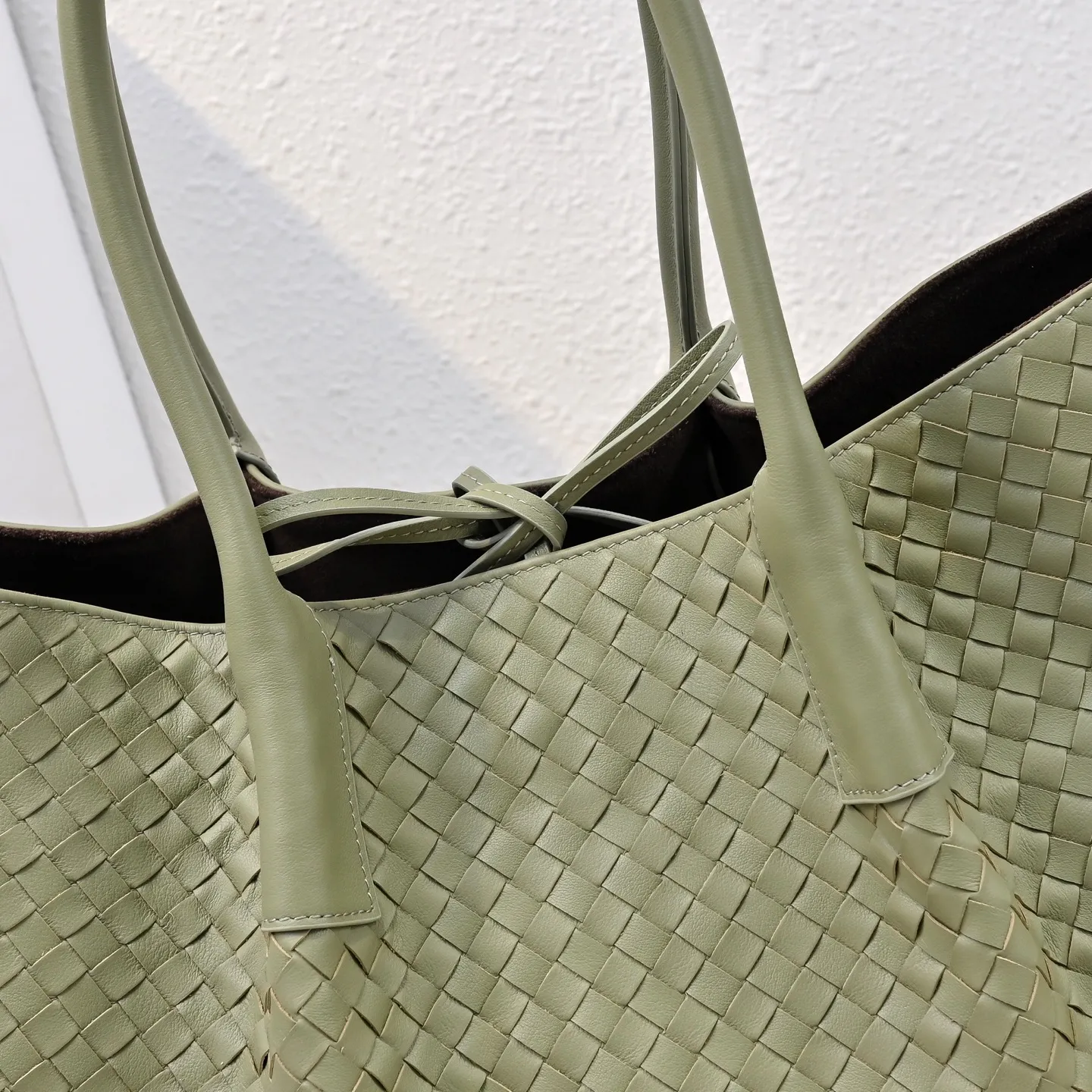 Batch 2360 Bv 2025 early spring series Pinacoteca medium tote handbag. The front is made of classic Intreccia woven cow leather. It is low-key and luxurious. The flip side is made of warm suede. It instantly switches to a lazy and casual style. It has a large internal capacity. It is no pressure to carry a computer for commuting. It is also thoughtfully matched with a small detachable bag. It is full of security. The woven texture is so delicate that you can't put it down. The highlight is that it is super versatile. Come and get your new bag😝 Model: 7166 Size: 23*43*14.5cm